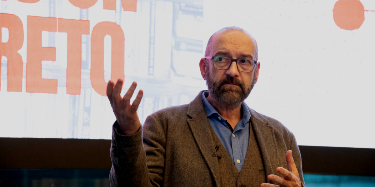 Antonio Martín en su ponencia sobre las ventajas e inconvenientes de la IA en el aprendizaje de ELE. IV Congreso Anaya del Español.
