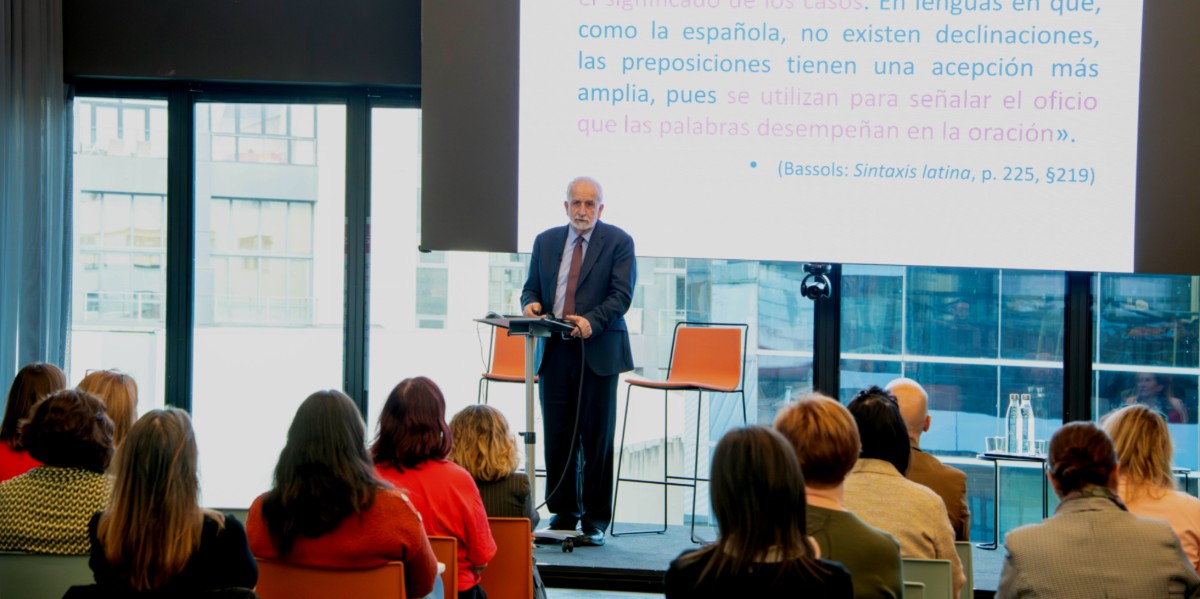 Salvador Gutiérrez, miembro de la RAE, inauguró el turno de ponencias en el IV Congreso Anaya del Español.