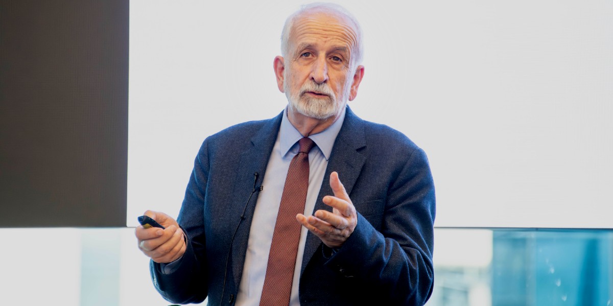 Salvador Gutiérrez, miembro de la RAE, inauguró el turno de ponencias en el IV Congreso Anaya del Español.